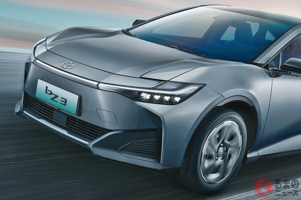 中国BYDなどと共同開発されたセダン型の新型バッテリーEV(BEV) トヨタ「bZ3」