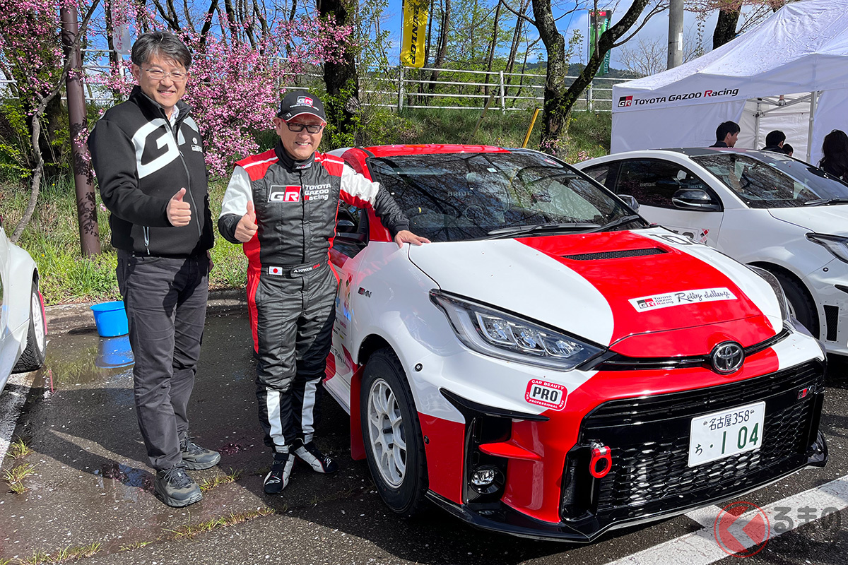 佐藤恒治社長(左)とモリゾウ選手(右)。そして今回が初戦となったGRMNヤリス