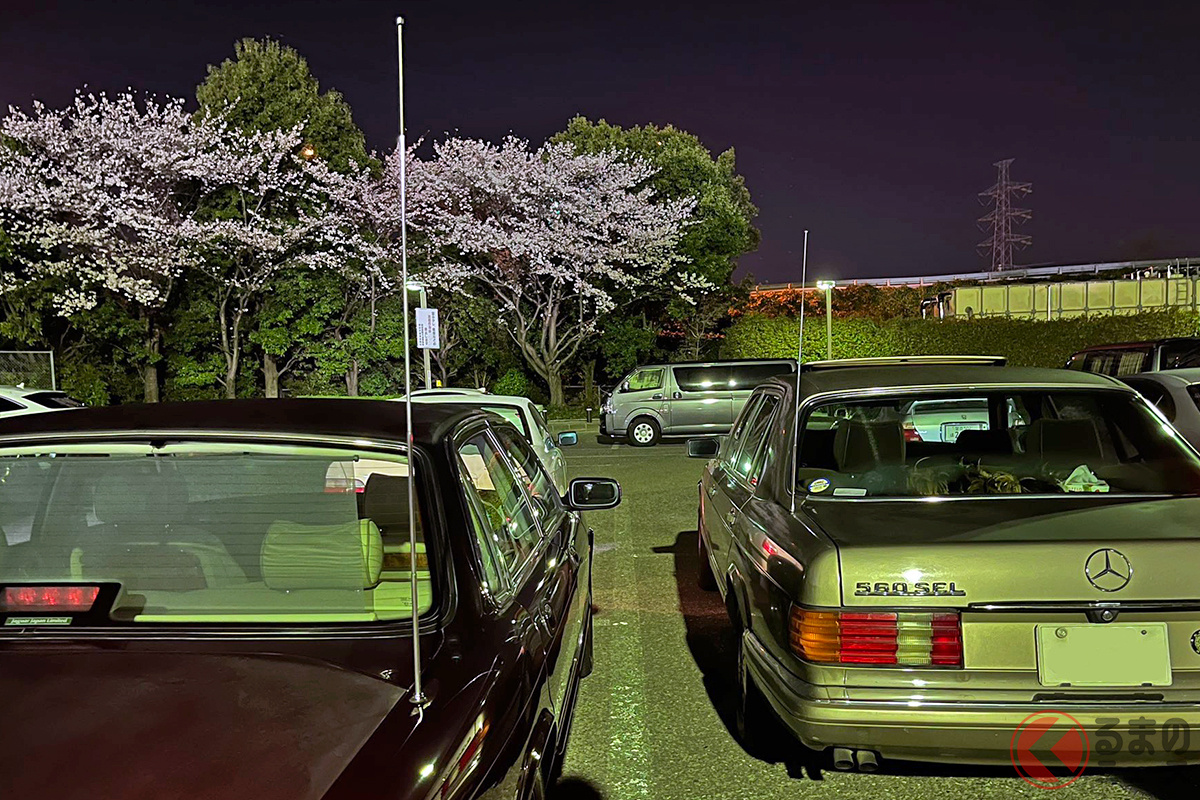 電動格納式のアンテナが伸びた状態