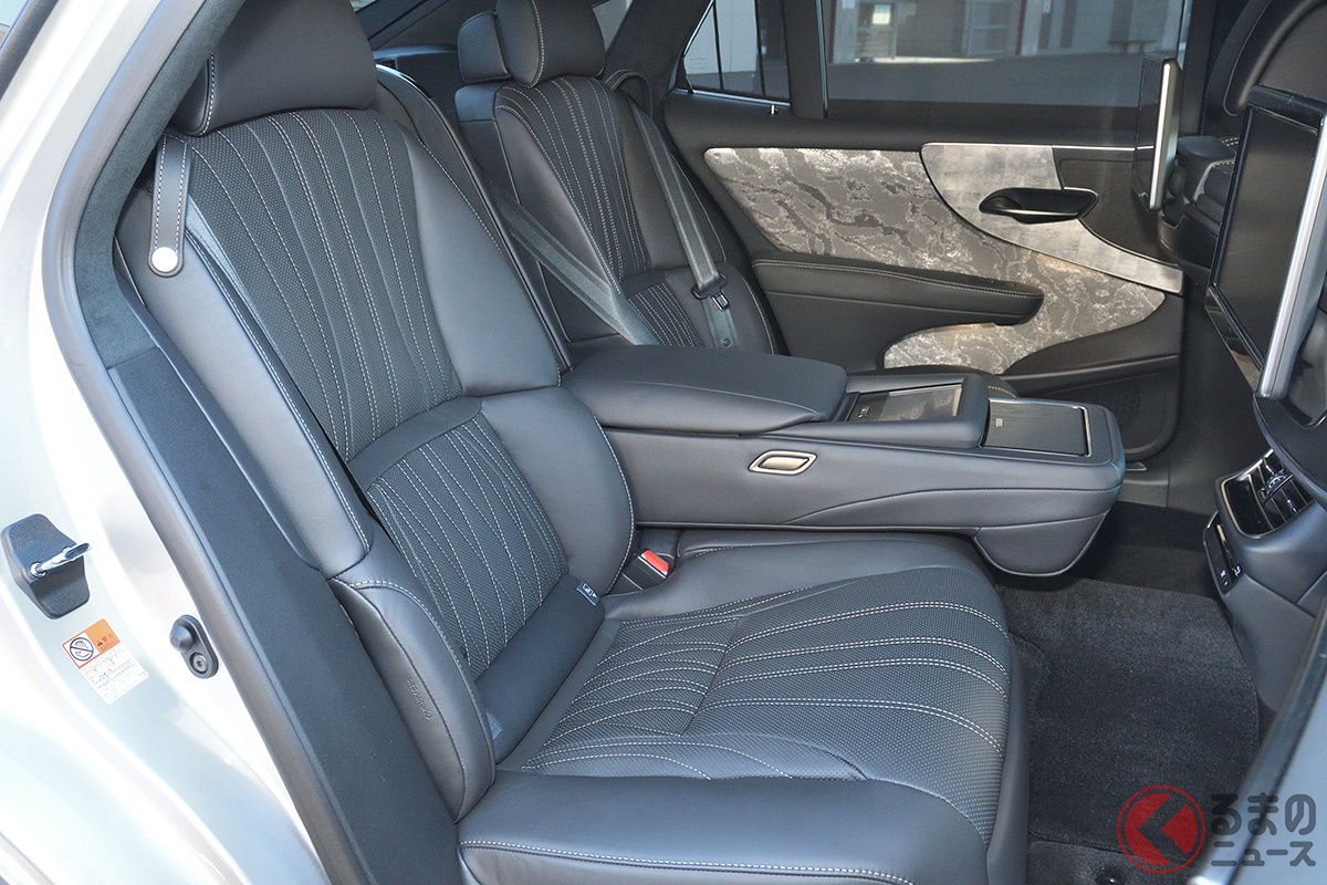レクサスの「現行LSの後席」