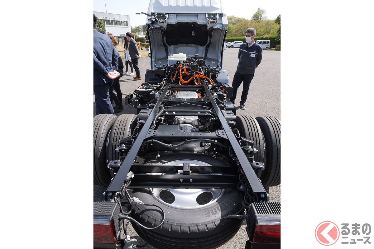 架装が外されたシャシを後方から見たところ。上げられたキャブの下にあるのは、電装関係を制御するコンピューター関係のユニット。左上部に付いているのは、バッテリーを冷却するラジエーター液のタンク