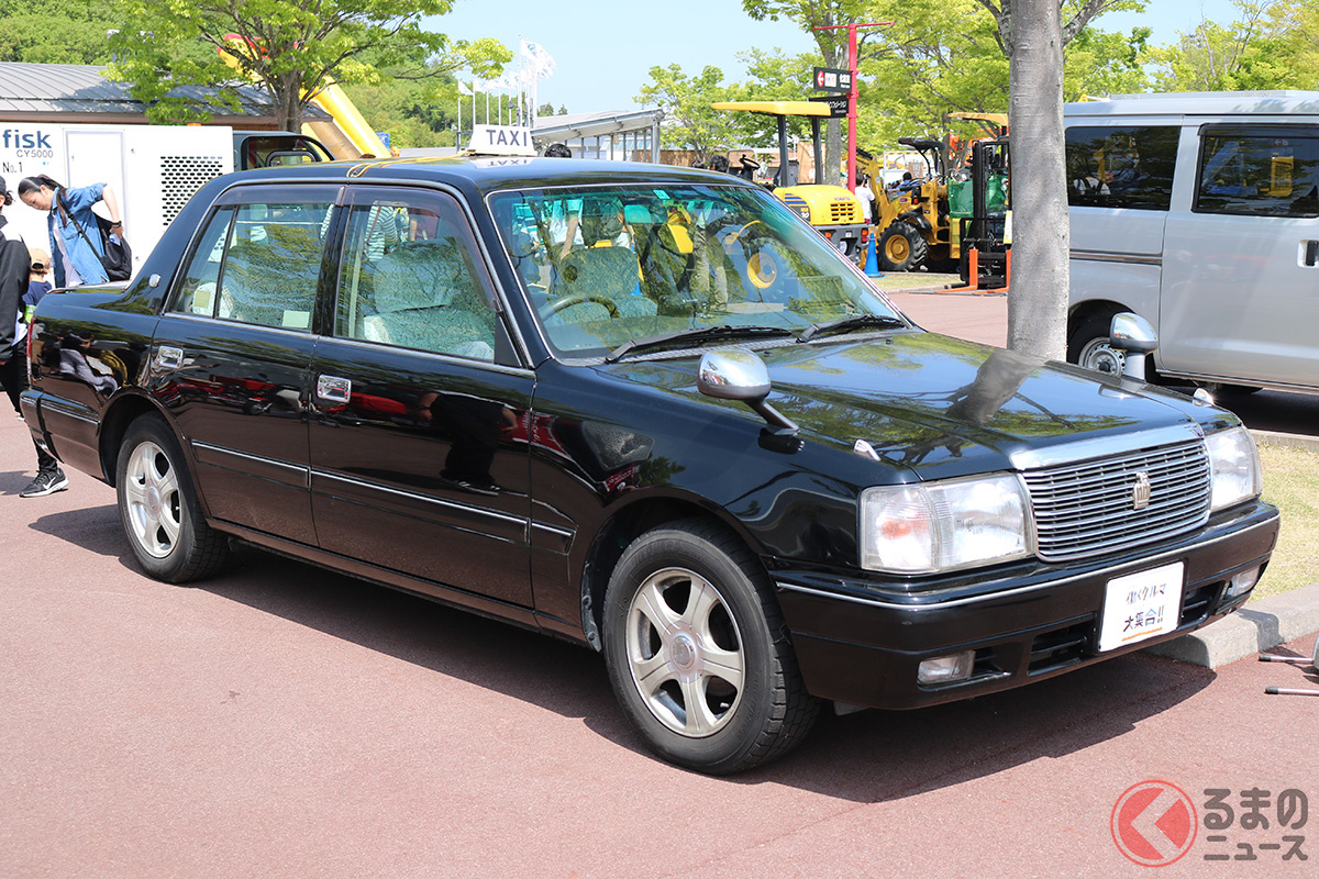 なぜ現在ではほぼ見かけない「フェンダーミラー」がタクシーでは継続採用されているのか?