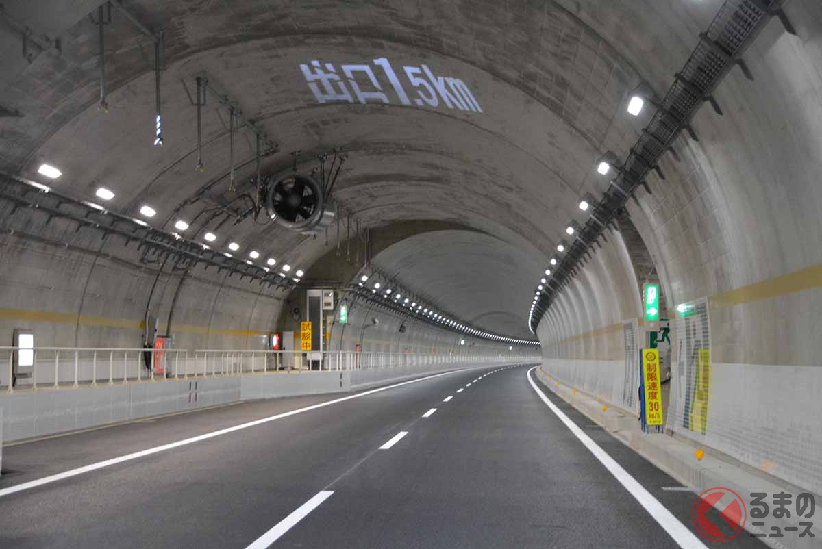 開通間近の新東名高速・伊勢原大山IC～新秦野IC間。トンネル内ではプロジェクションマッピングで壁に文字が投影されている（2022年4月、編集部撮影）