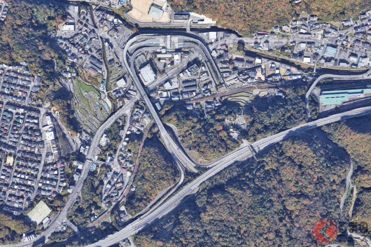 阪神高速7号北神戸線と32号新神戸トンネルが接続する箕谷JCTの直下には、有馬街道の渋滞ポイント・皆森交差点がある((C) Google)