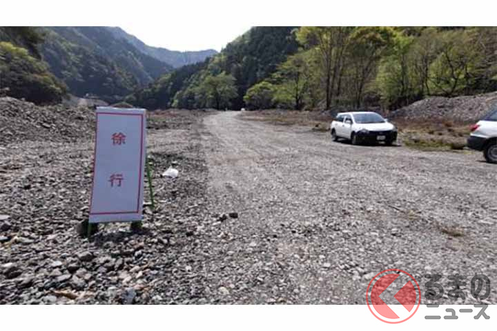 河原につくられた国道168号の仮設道路