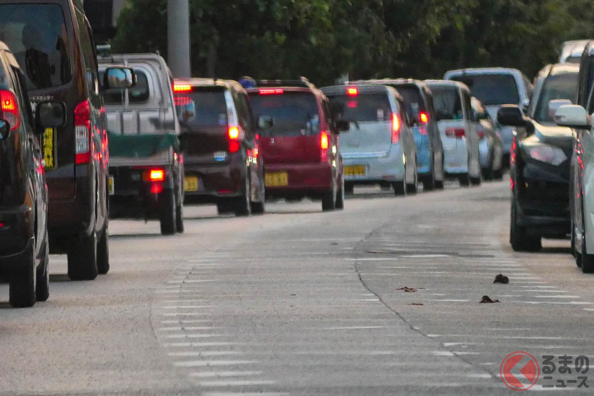 渋滞時など、ブレーキを踏んでいる足がつかれてしまいがち…(画像はイメージ)