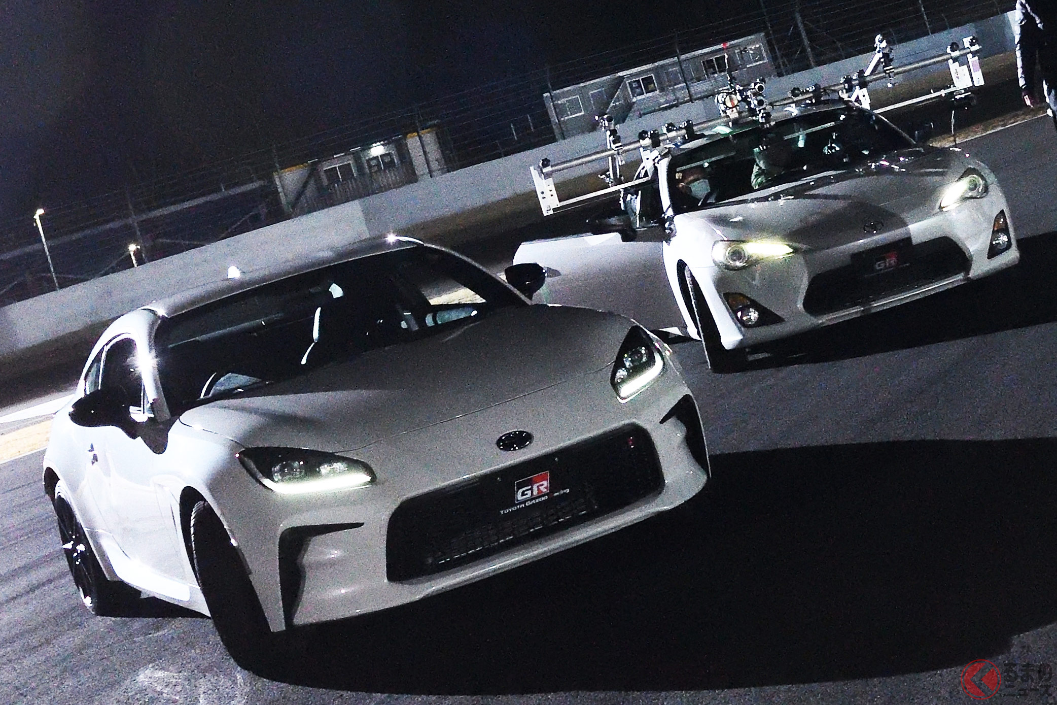 接触スレスレ!3台のハチロクのドリフトCMはどうやって撮影された? 謎の大改造「86カメラカー」も大活躍!