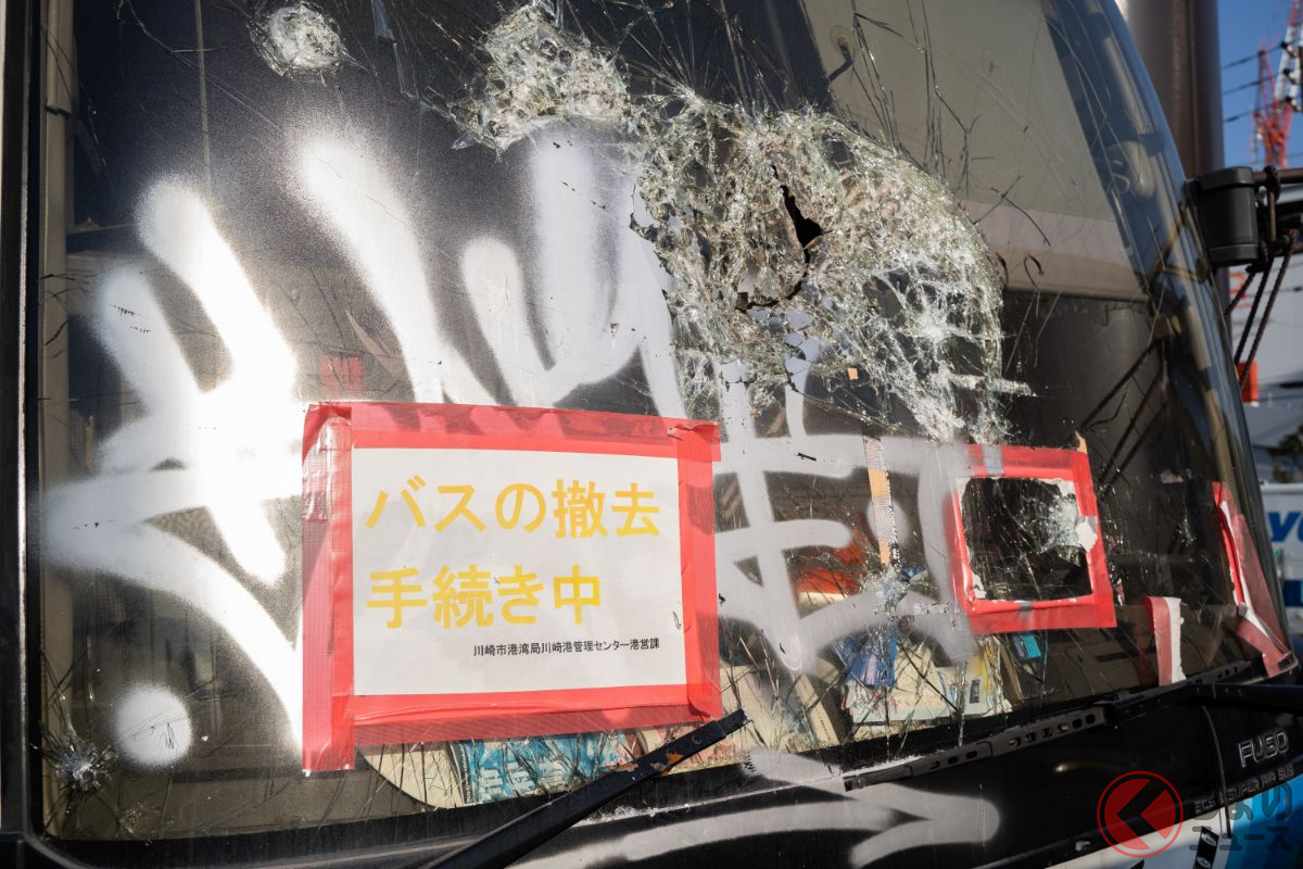 落書きされ放題、内外装の損壊も酷い状況の放置バス（撮影：加藤博人）