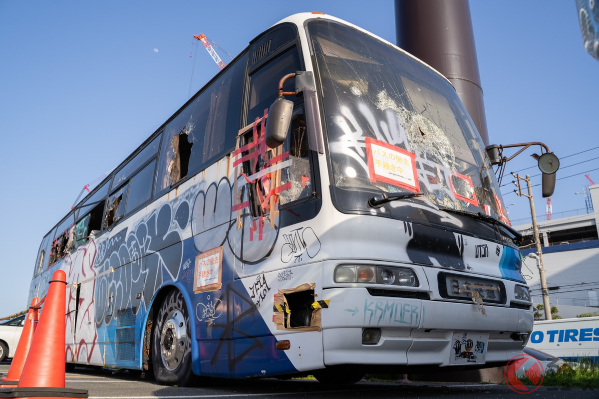なぜ東扇島に 大型バス 放置 落書きだらけの廃車状態 約1年放置の現状はいかに くるまのニュース なぜ東扇島に 大型バス 放置 落書きだらけの廃車状態 約1年放置の現状はいかに くるまのニュース