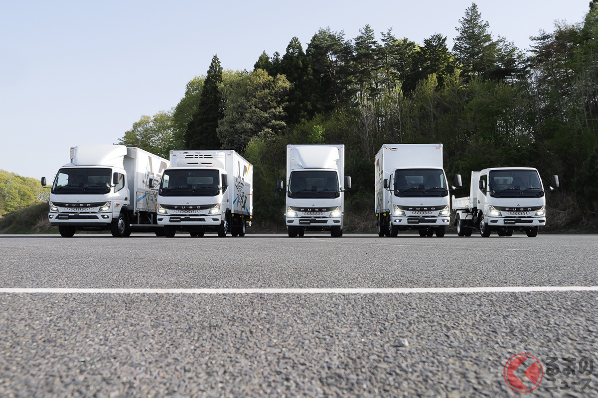 「eCANTER」の5種類のモデルが整列。シャシだけでなく、キャブも横幅が異なる3種類が用意されている