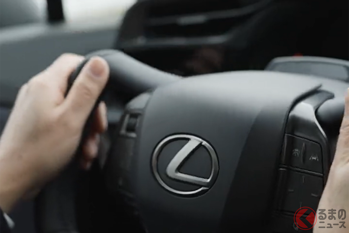 個性的な斬新ハンドルともいえる異形ステアリングを操舵する場面も