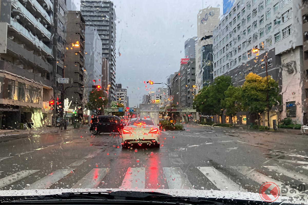 クルマの窓の「油膜」にはどう対処すべき? (画像はイメージ)