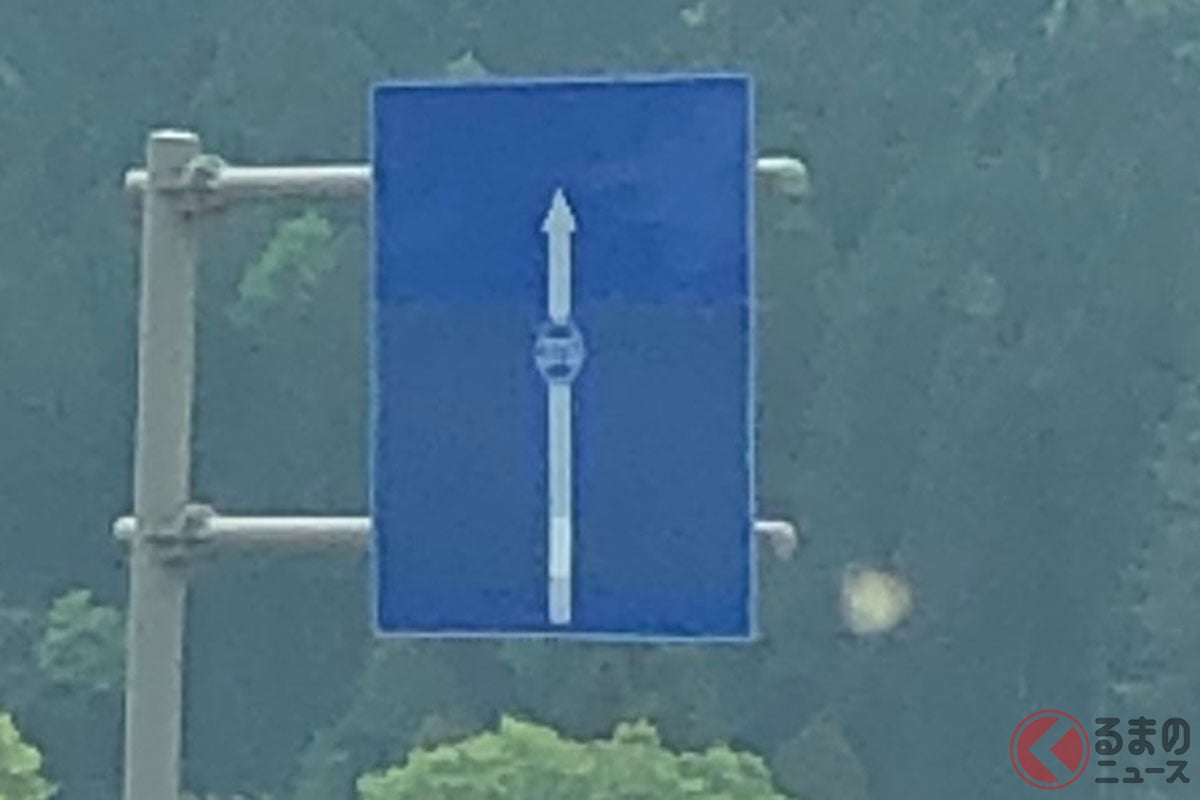 どこにつながってるの!? 行き先不明の「青い看板」画像提供:漆川夛(@Ssax_s1006s)さん