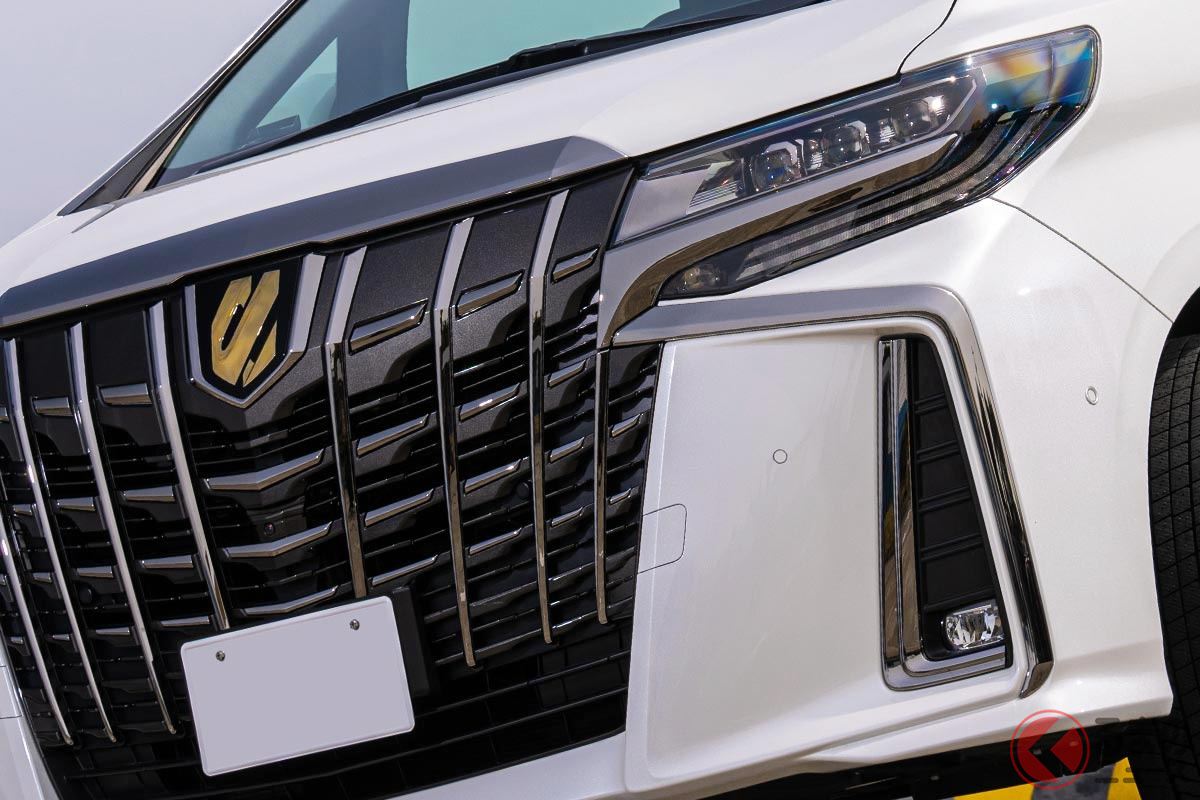 金のエンブレムが装着されるトヨタ「アルファード」の特別仕様車