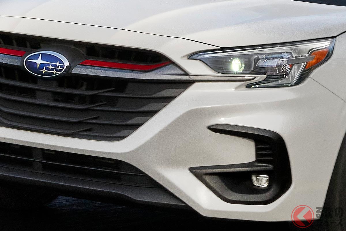 赤グリルが目をひくスバル「レガシィ スポーツ 2023年モデル」(米国仕様)