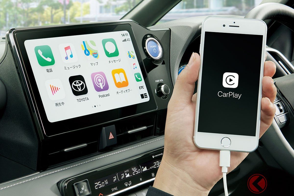 トヨタ 新型ノア／ヴォクシーのディスプレイオーディオとUSB接続されたスマートフォン（iPhone）