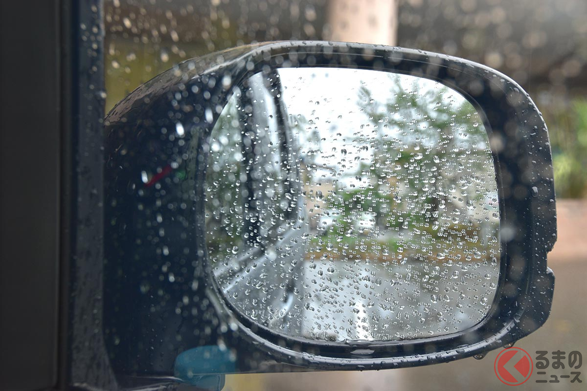 雨でウインドウが濡れると視界が悪くなる