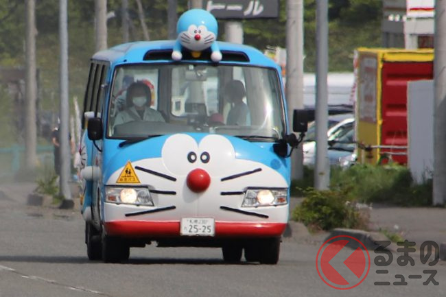 ドラえもん逃げて 追いかける後続車のコントラスト強すぎ 驚愕の光景がsnsで話題 これが日常 の声も くるまのニュース ドラえもん逃げて 追いかける後続車のコントラスト強すぎ 驚愕の光景がsnsで話題 これが日常 の声も くるまのニュース