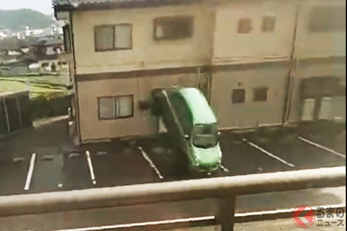 本当に日本…? 竜巻によりクルマが飛んだ!? 画像提供:ヅキマルおっさんキャンパー(@zukimaru2020)さん