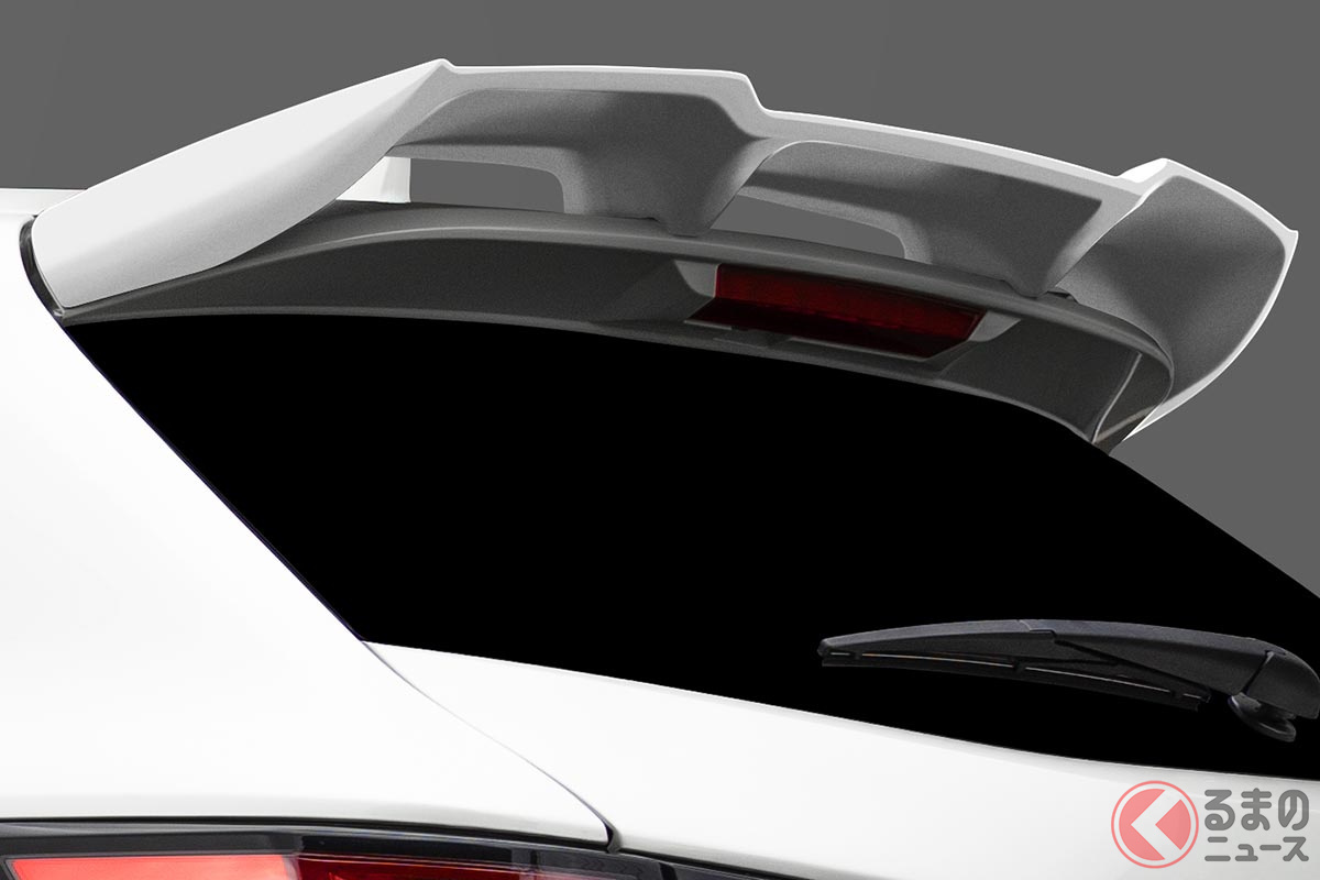 トムスの「リヤルーフスポイラー」を装着した「カローラツーリング」
