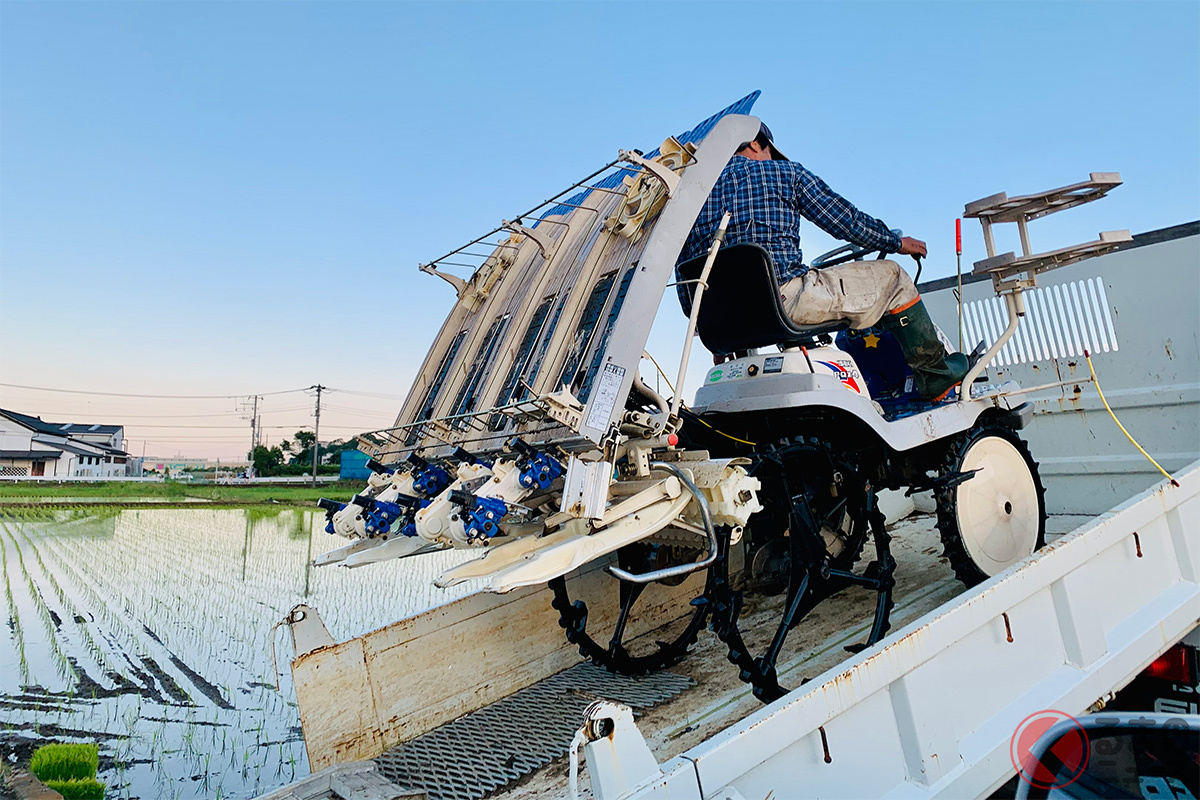 なぜ田植機はナンバープレートが交付されるのに公道は走行出来ないのか(撮影:加藤博人)