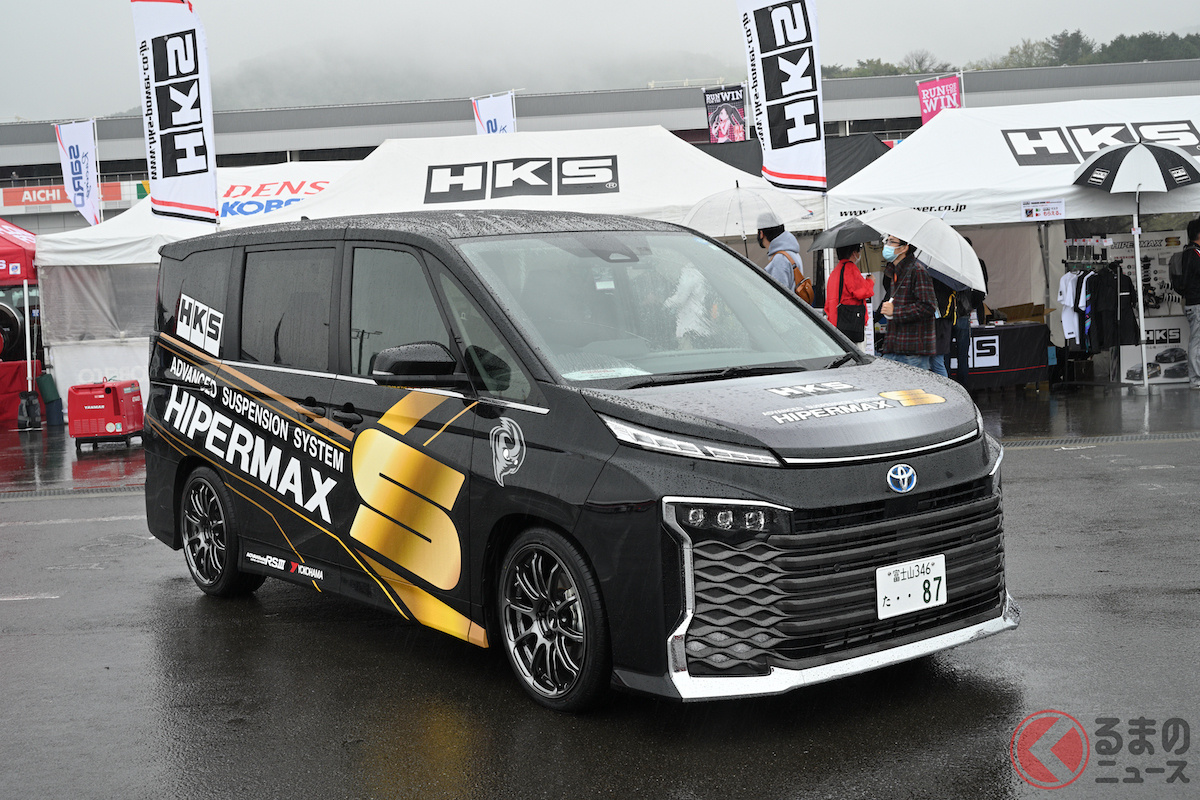 車高調整式サスペンションキット「HIPER MAX S」が装着された新型ヴォクシー