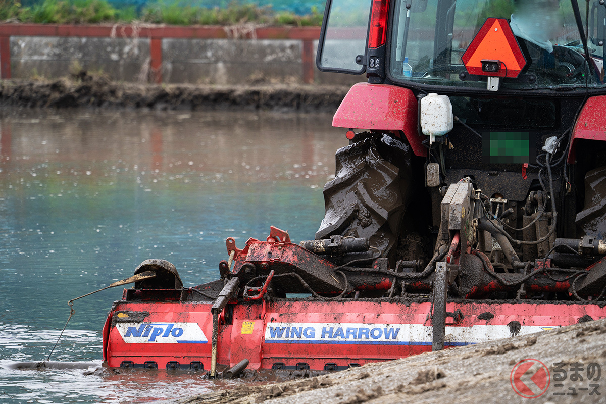 トラクターが「しろかき」（田んぼに水を入れ、土を砕いて均平にしていく作業）をしている様子（撮影：加藤博人）