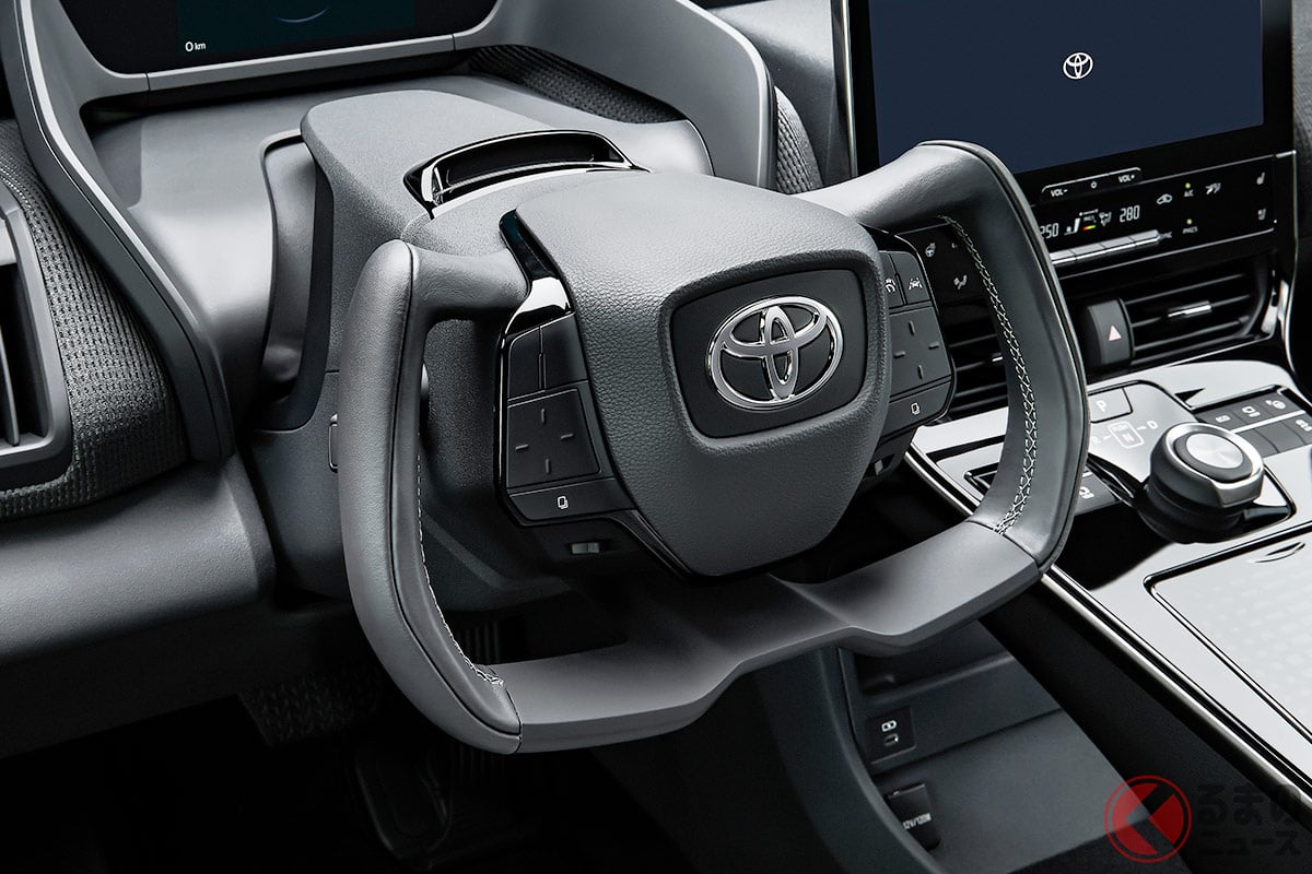 斬新な形状となる新型「bZ4X」のハンドル 。日本向けは丸形のみだが、中国向けはこの形状のみとなるという(画像はbZ4Xプロトタイプ)