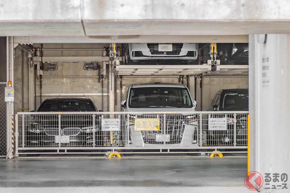 充電可能な機械式駐車場が開発されたものの、充電ガンやケーブルが駐車枠に収まらないことも(写真は通常の機械式駐車場)