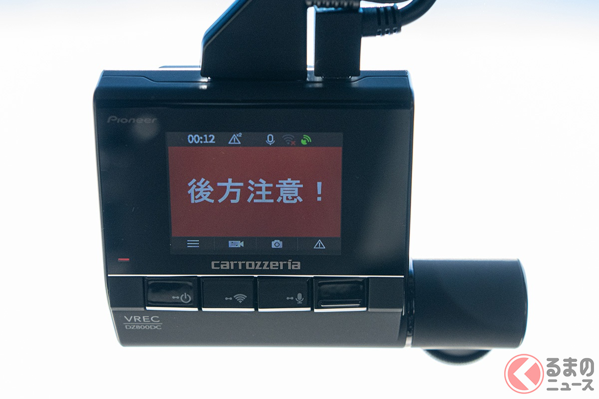 あおり運転検知時には、室内側の液晶モニターにも注意喚起の表示が