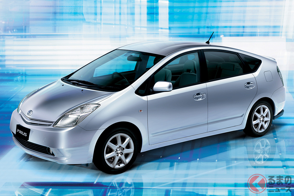 5ドアハッチバックの流麗なフォルムは、2003年に登場した2代目「プリウス」から始まりました