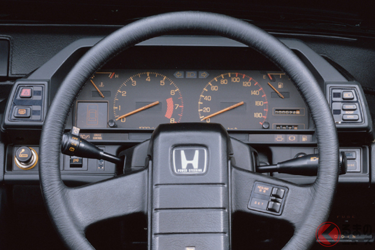 1982年に登場したホンダ「プレリュード」(2代目)のメーターパネルも、時速100キロ以上の表示周囲には赤い色が加えられていた