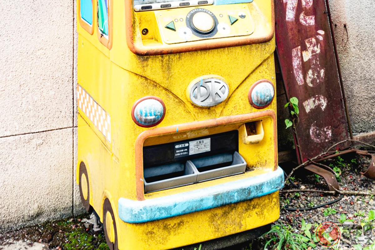 レトロな雰囲気漂うバス型の黄色い廃自販機が可愛い！　画像：Saho.explorer（@urbex_34）さん
