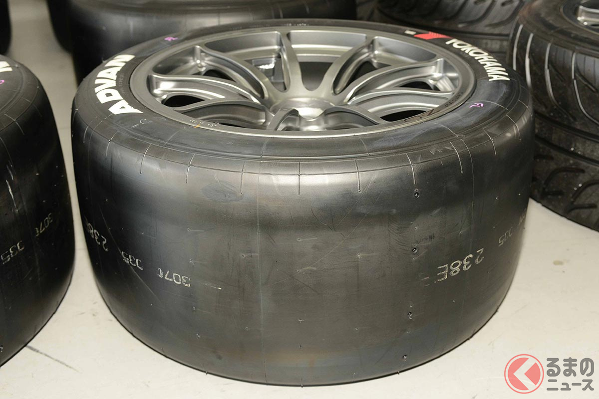 レースで使う溝がない「スリックタイヤ」