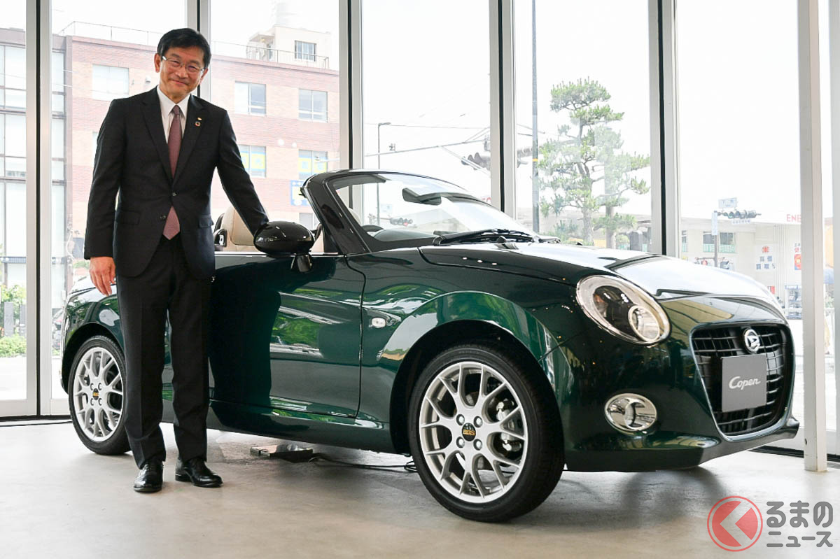 「コペン 20周年記念特別仕様車」の隣で笑顔のダイハツ工業 武田 祐介さん