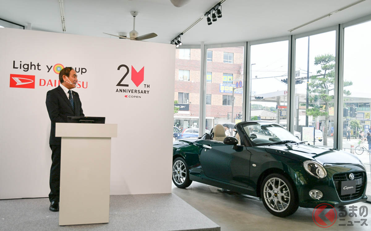 「コペン 20周年記念特別仕様車」を見つめながら話すダイハツ工業 南出 洋志さん