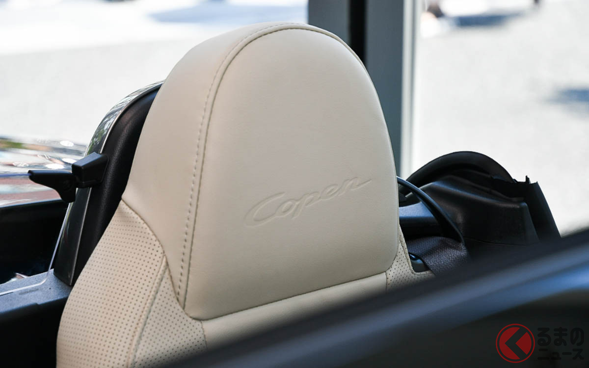 アイボリーカラーが印象的な本革製スポーツシートには、コペンの初代ロゴが加工されている