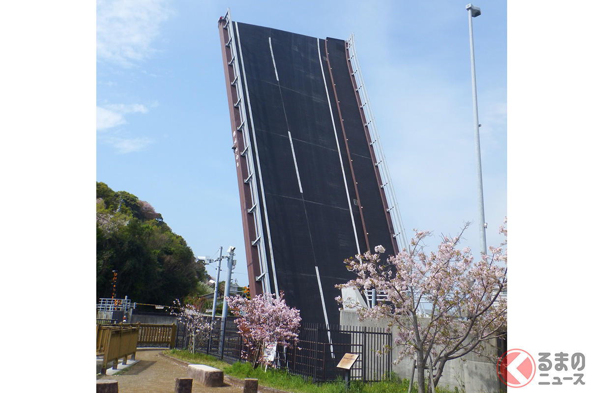 道路が地面に刺さってる!? (画像:香南市役所 農林水産課)
