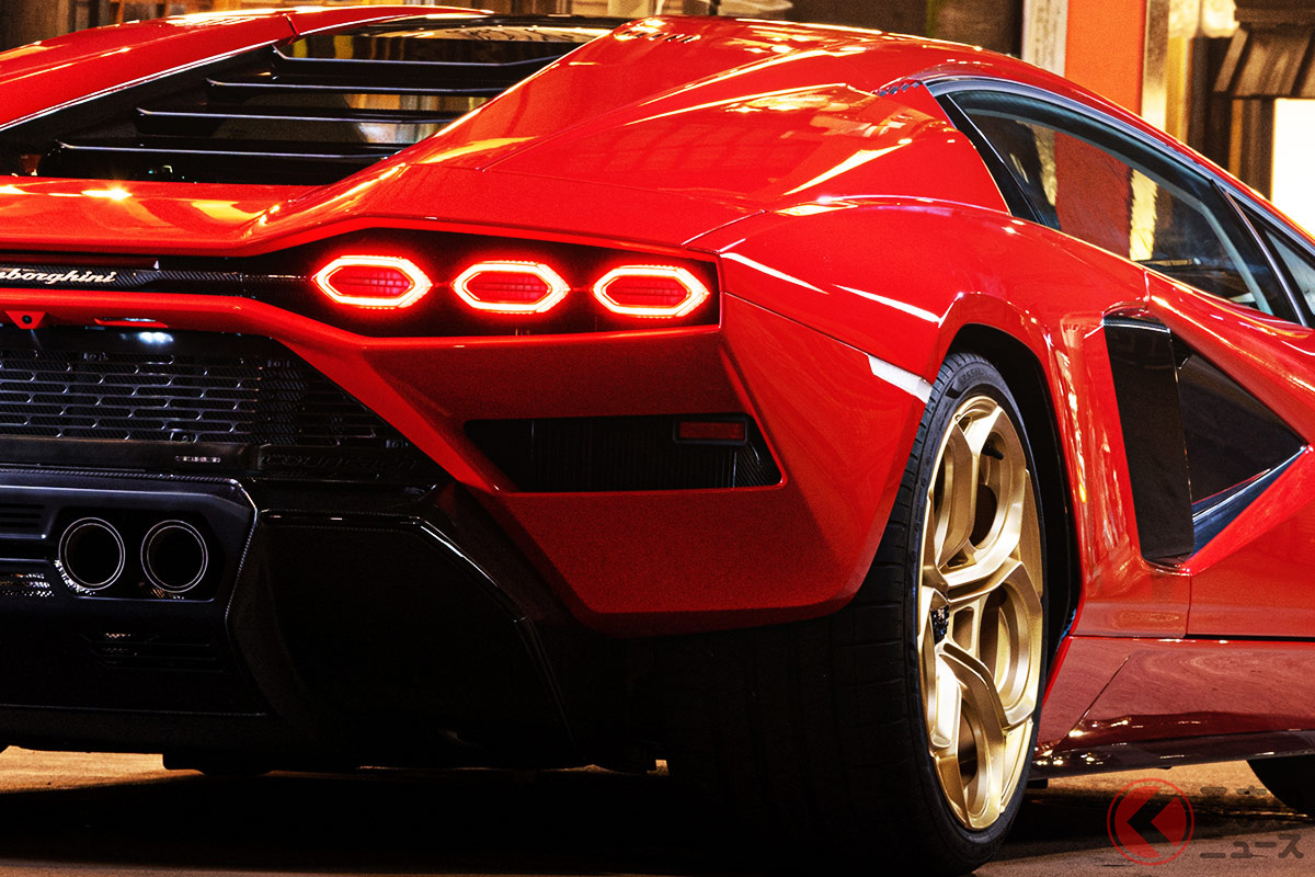 東京都内の運転代行業者は数億円のスーパーカーを運転する機会もある?(画像は日本で初公開された新型「カウンタックLPl800-4」)