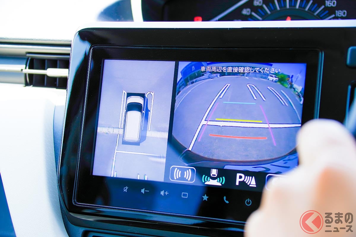 バックモニターに頼りすぎず、目視で確認するのが良い