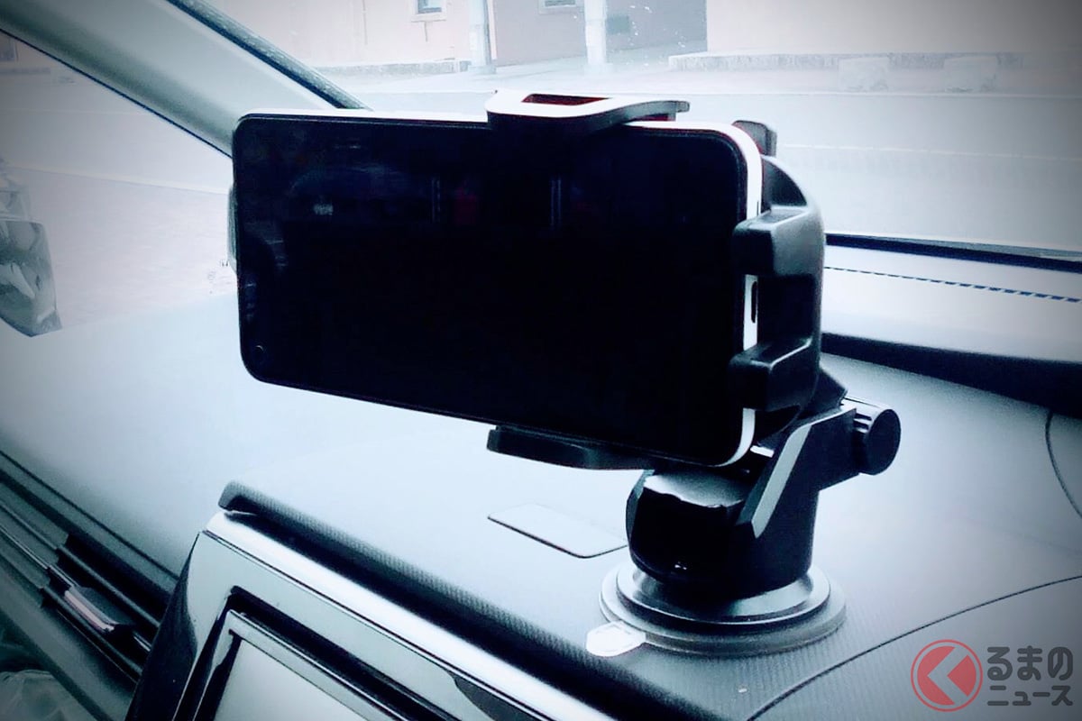 車内でスマートフォンのナビアプリなどを利用する際に重宝する車載用スマホホルダーですが、ドライバーの前方視界を妨げるような取り付けはNG！［画像はイメージです］