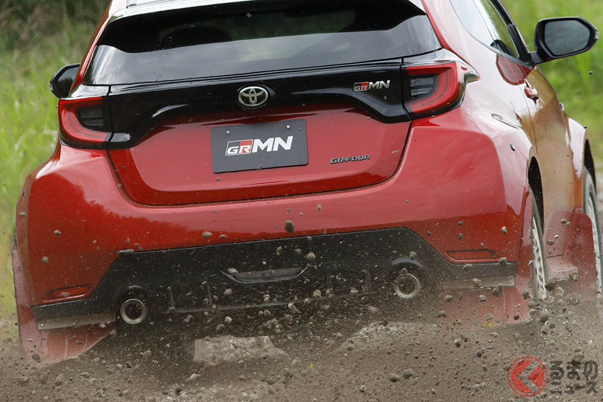 ダートコースでテスト走行中のトヨタ「GRMNヤリス“ラリーパッケージ”」