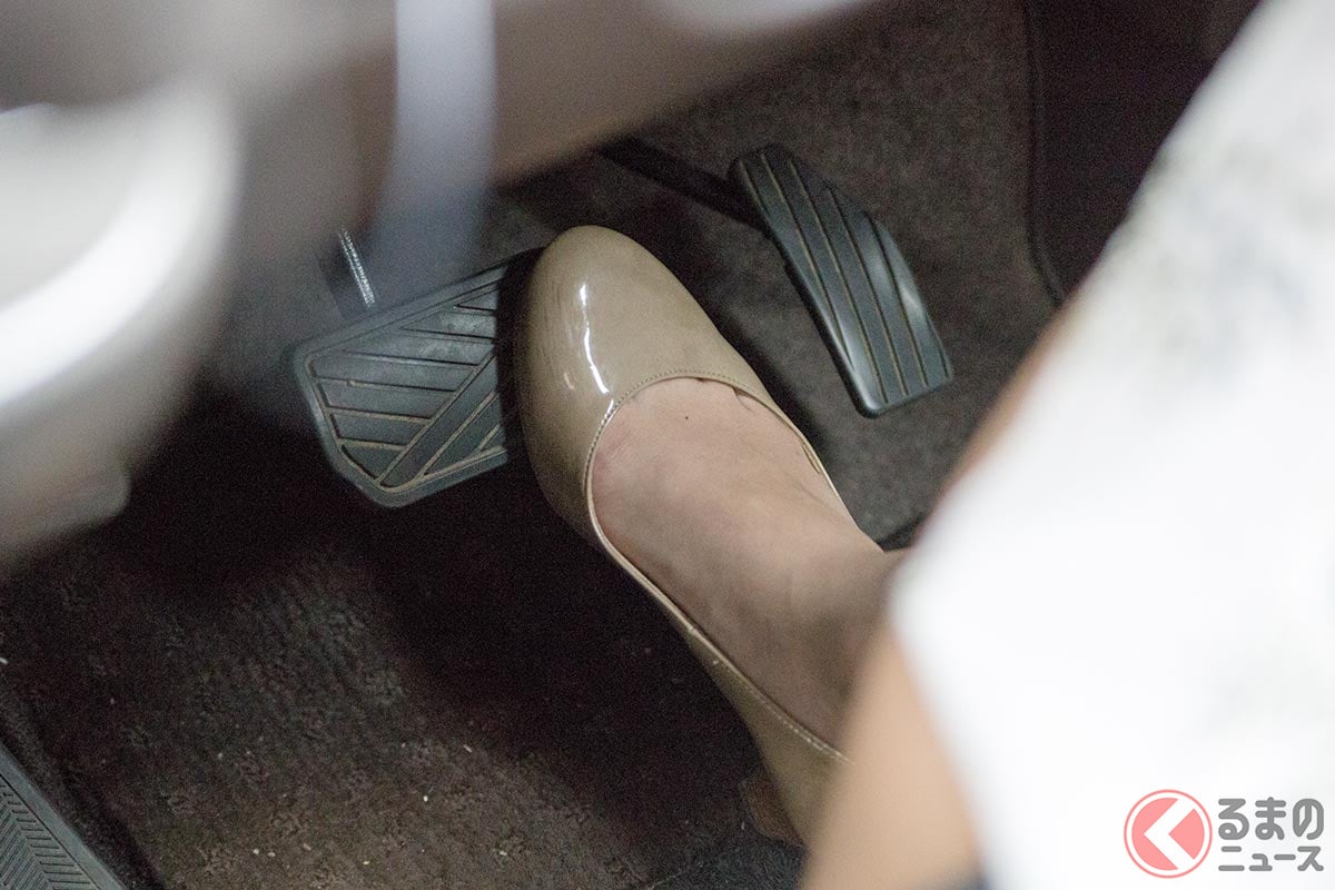 ブレーキの踏み方 なぜ男女で異なる 女性はかかとを床につけない 正しいブレーキの操作方法とは くるまのニュース ブレーキの踏み方 なぜ男女で異なる 女性はかかとを床につけない 正しいブレーキの操作方法とは くるまのニュース