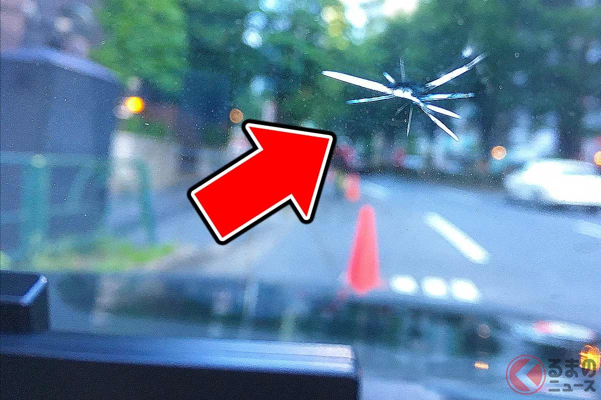 飛び石によりフロントガラスに放射状に入ったヒビ