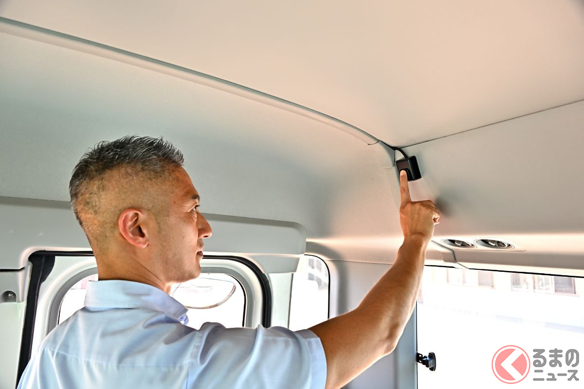 降車確認スイッチは車両後部上方に取り付けられている