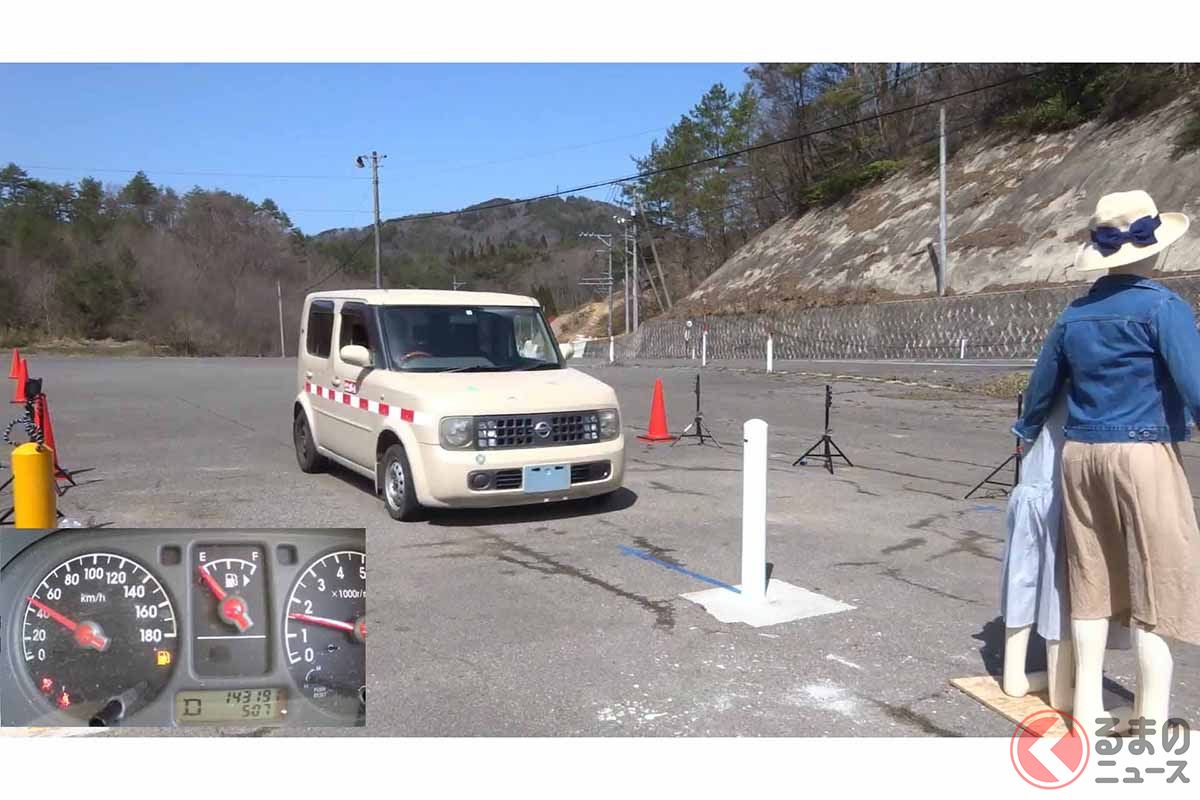 サンポールが行った「インパクトボラード」の実車衝突実験(画像:サンポールのYouTubeチャンネルより)