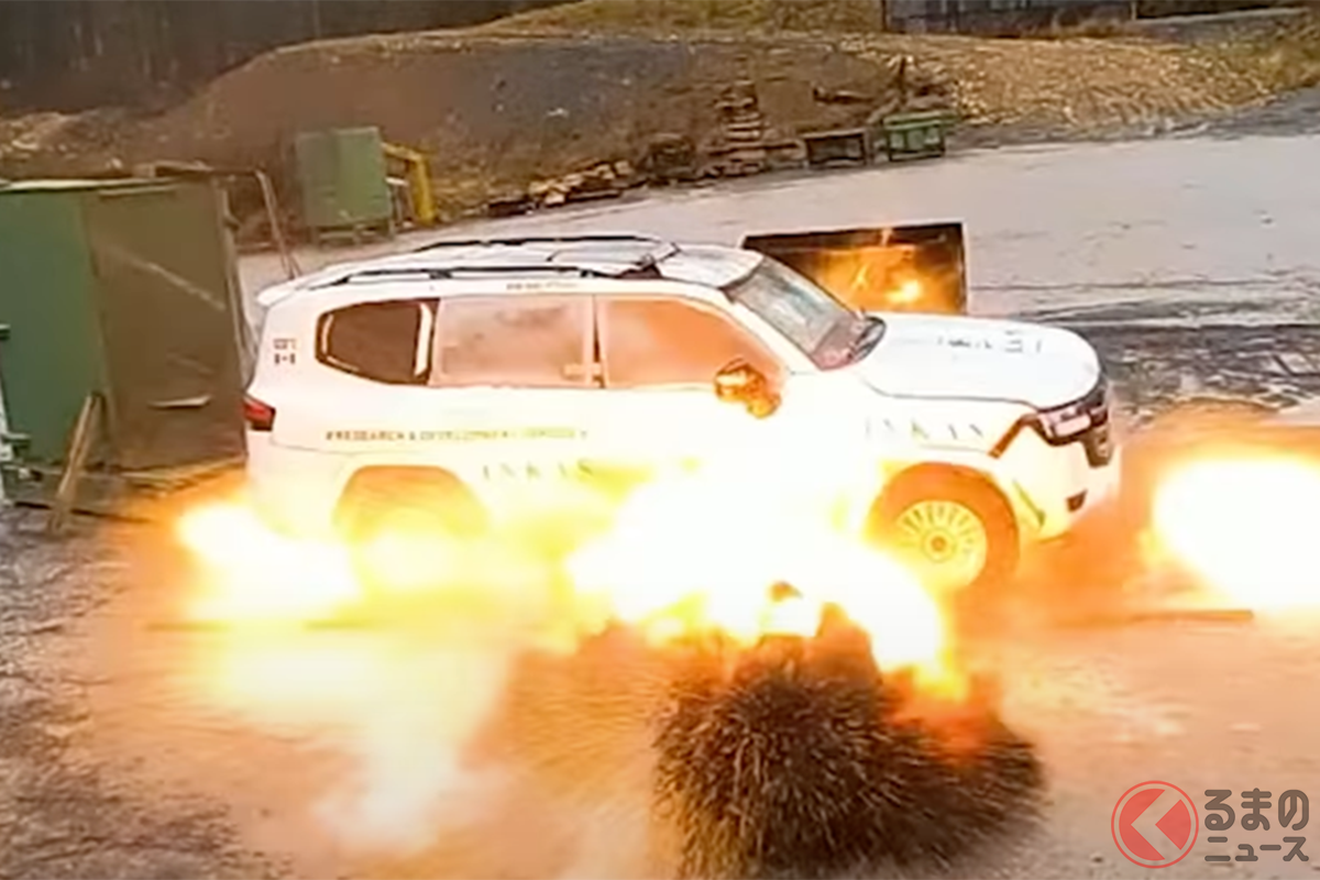 アーマードランドクルーザー300のボディ下に仕掛けられた4個の手榴弾が爆発する瞬間