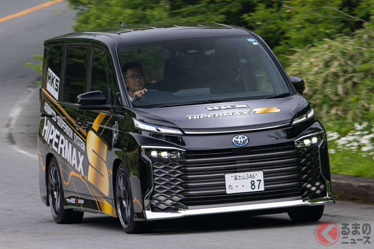 HKS「ハイパーマックスS」が装着された「VOXY」