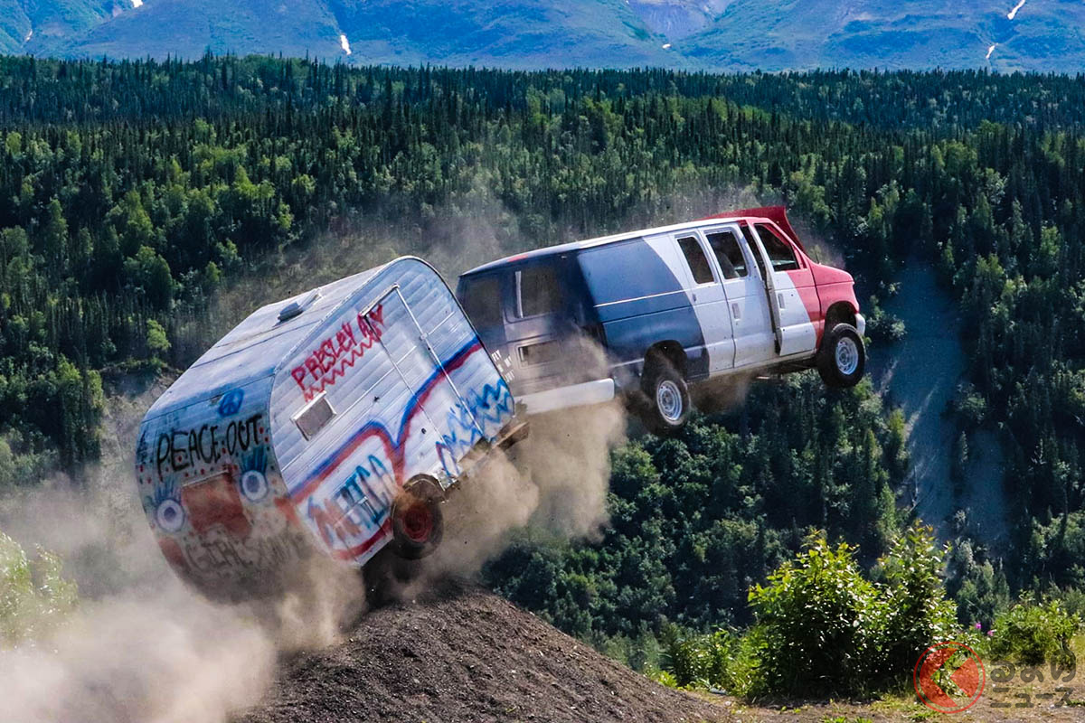 米で行われたイベントで次々と崖から落ちていくクルマたち