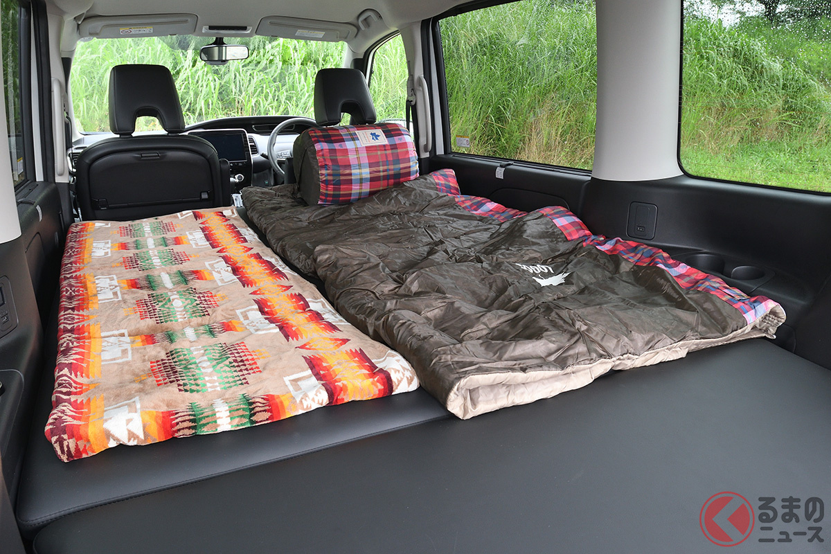 日産「セレナ マルチベッド」のベッドは2m×1.3mの大型サイズだから、大人2名なら余裕で就寝が可能となっています